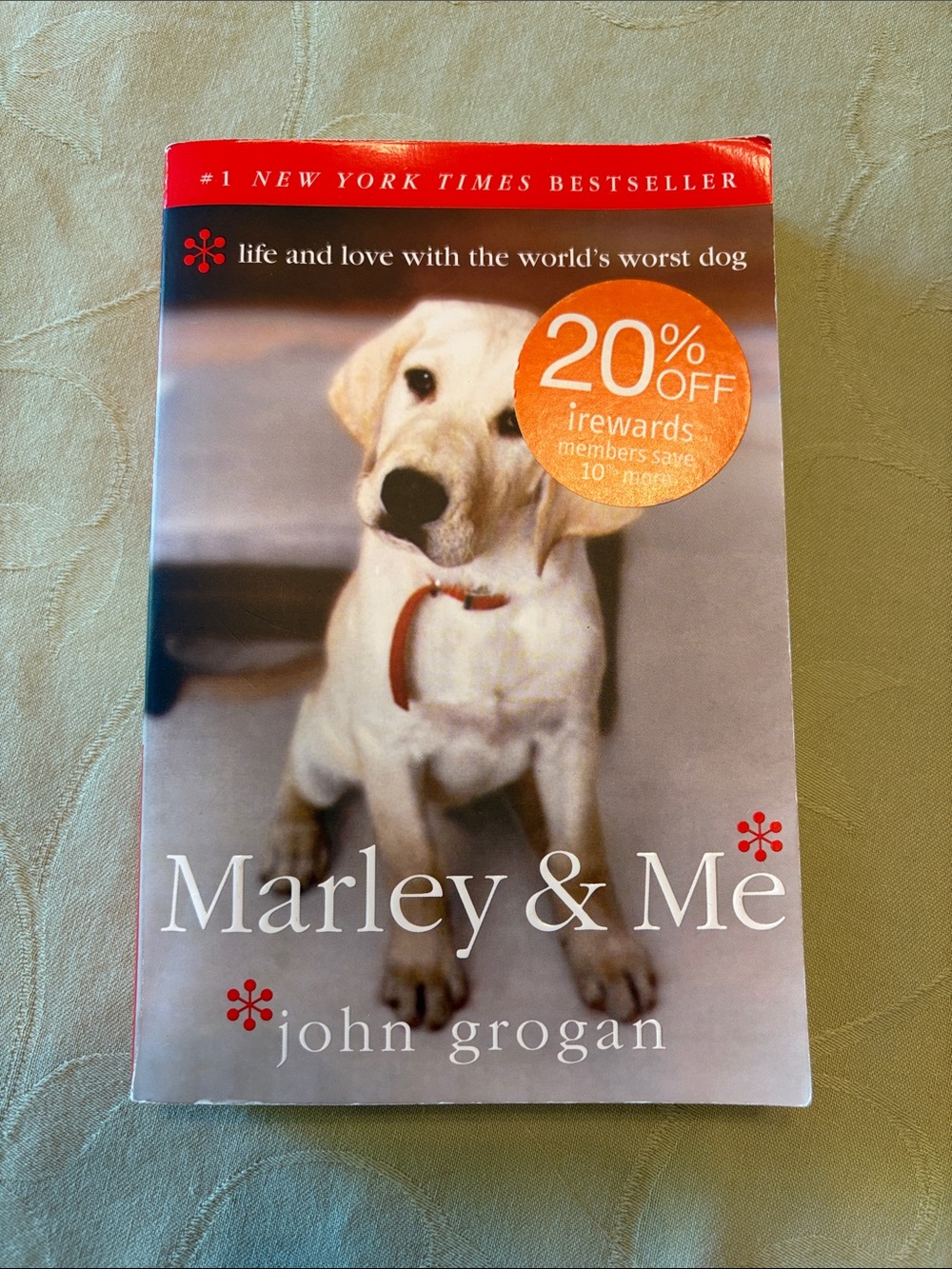 Marley & Me by John Grogan - Paperback (White/Red Collar)
